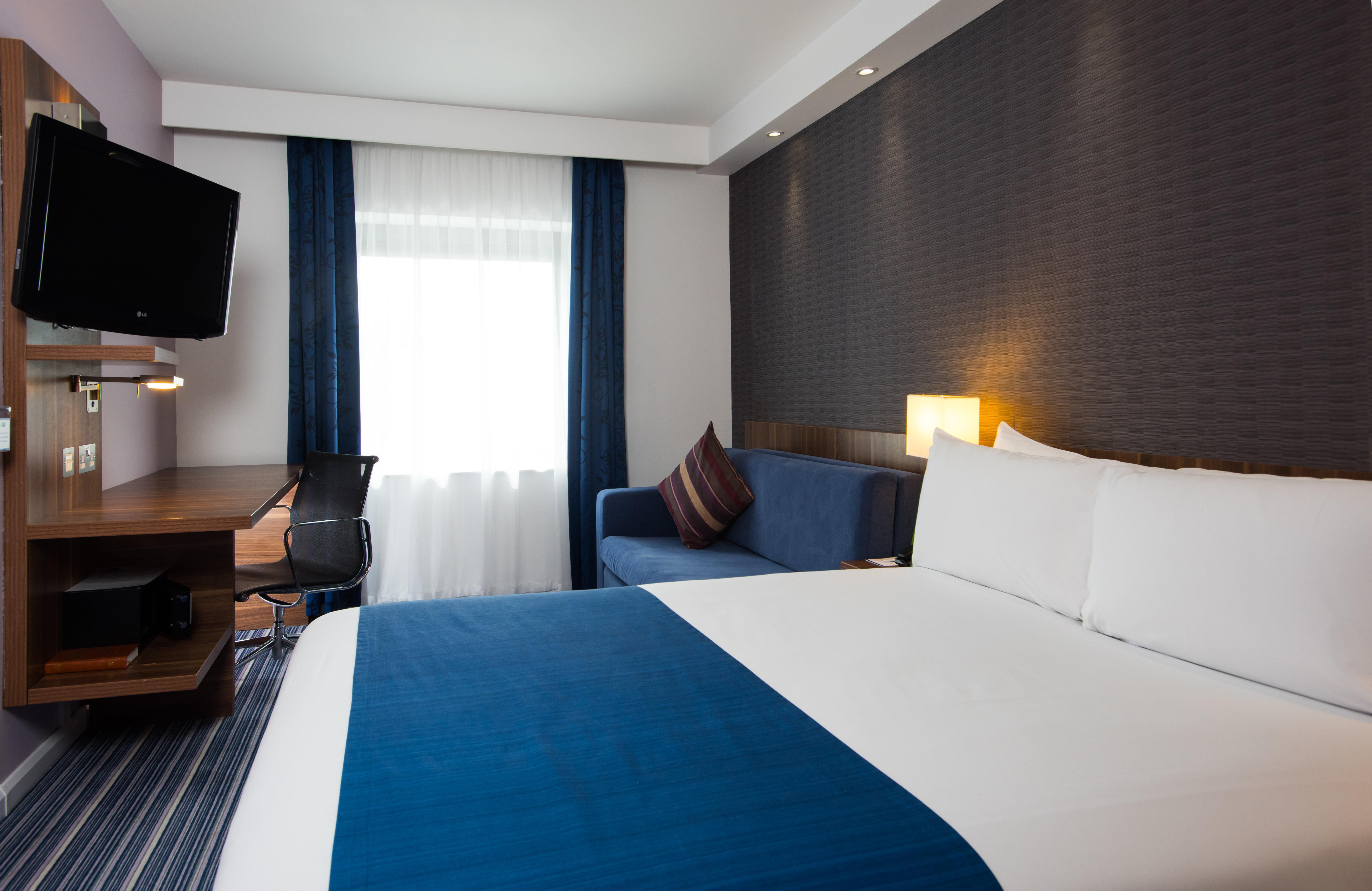 Holiday Inn Express London-Wimbledon-South, An Ihg Hotel Exterior photo