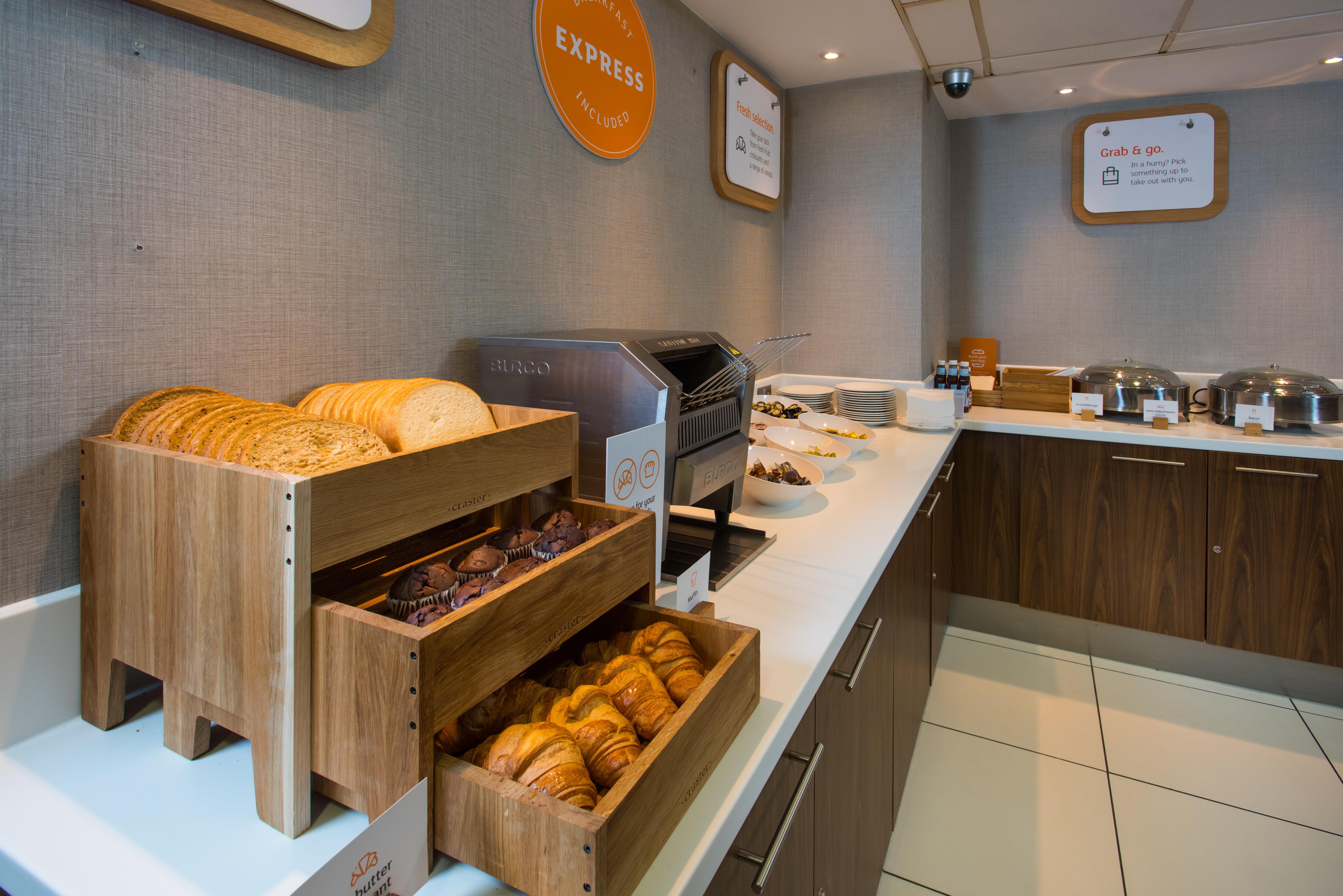 Holiday Inn Express London-Wimbledon-South, An Ihg Hotel Exterior photo